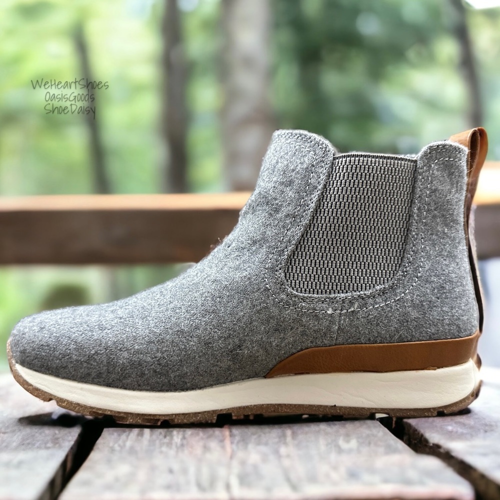 NIB BOC Born Kara Faux Wool Ankle Chelsea Boots Booties Grey Pull On - Picture 7 of 14